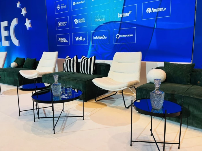 1 Který nábytek pro tiskové konference se vyplatí vybrat?