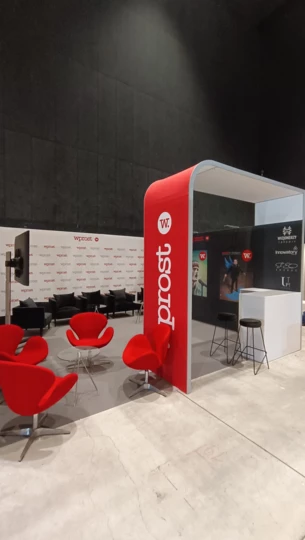 Stánek 5 x 5 m se stojanem a pultem
